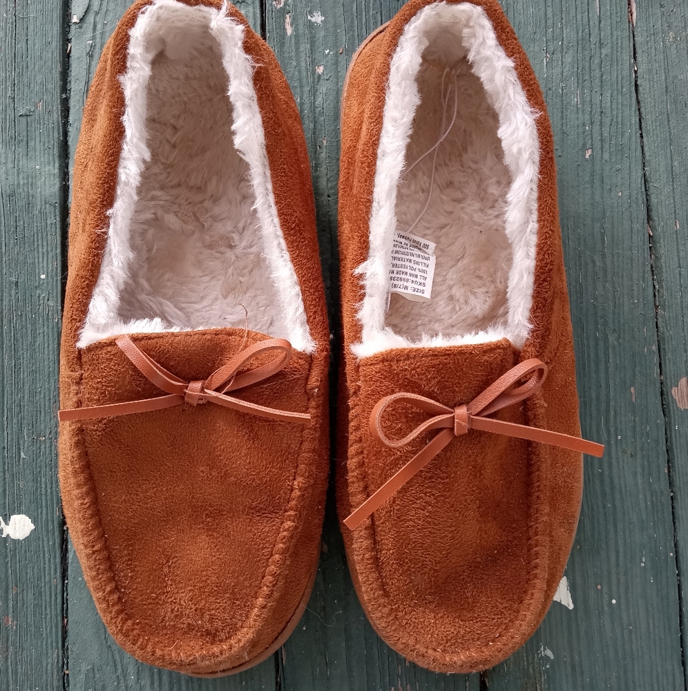 Fuzzy cozzy moccasin slippers size 8